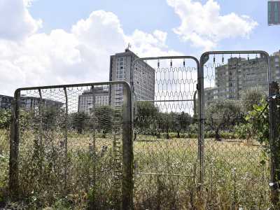 Costeggiamo la Telecom, per arrivare all�incrocio con via San Tommaso d�Aquino. E qui si apre un autentico panorama rurale. La zona tra la via del filosofo medievale e via Madre Teresa di Calcutta � in realt� una enorme area di campagna...